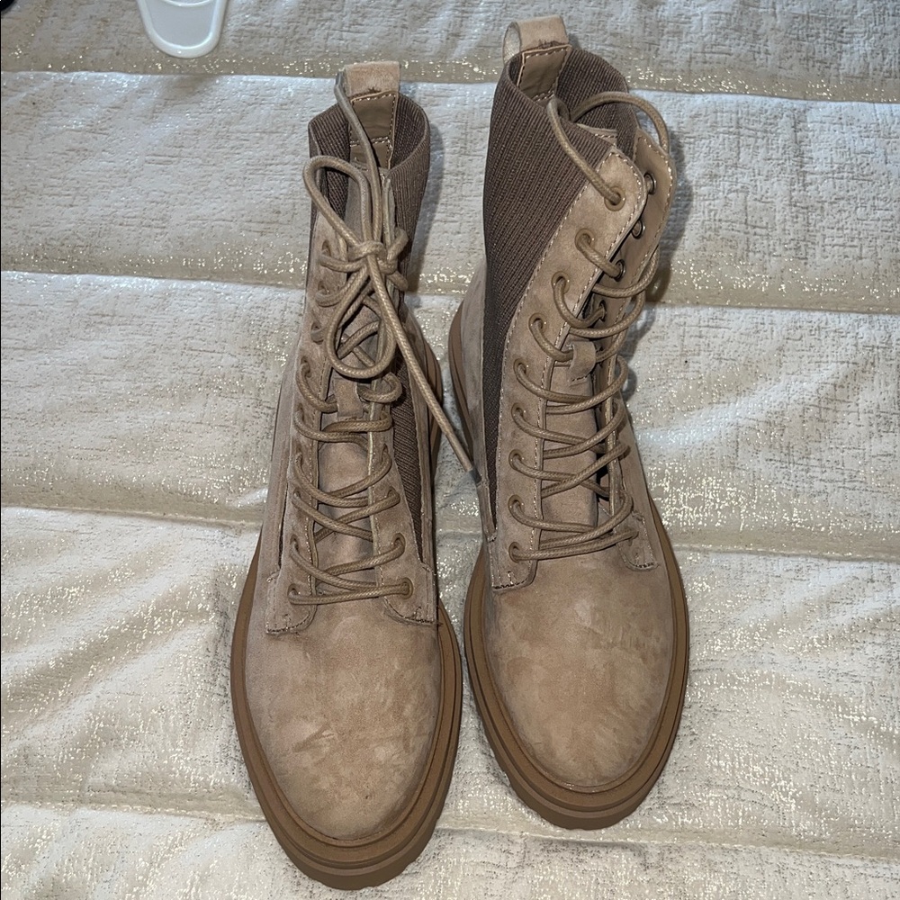 Boots - Picture 4 of 4